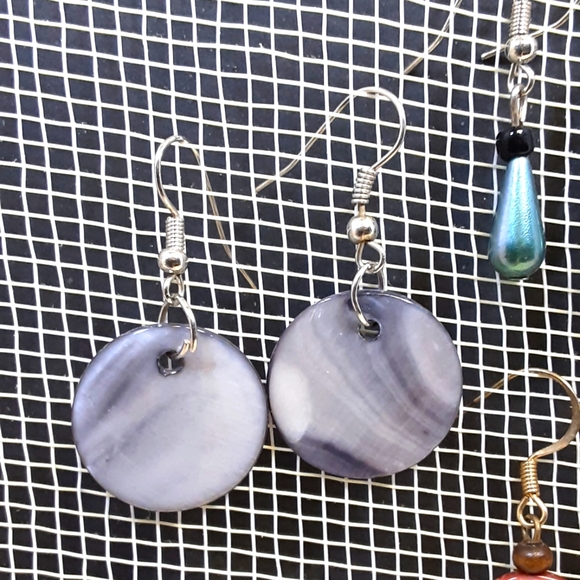 Earrings Lot of 3 Pairs Beaded and Lucite Faux Shell - Picture 3 of 7